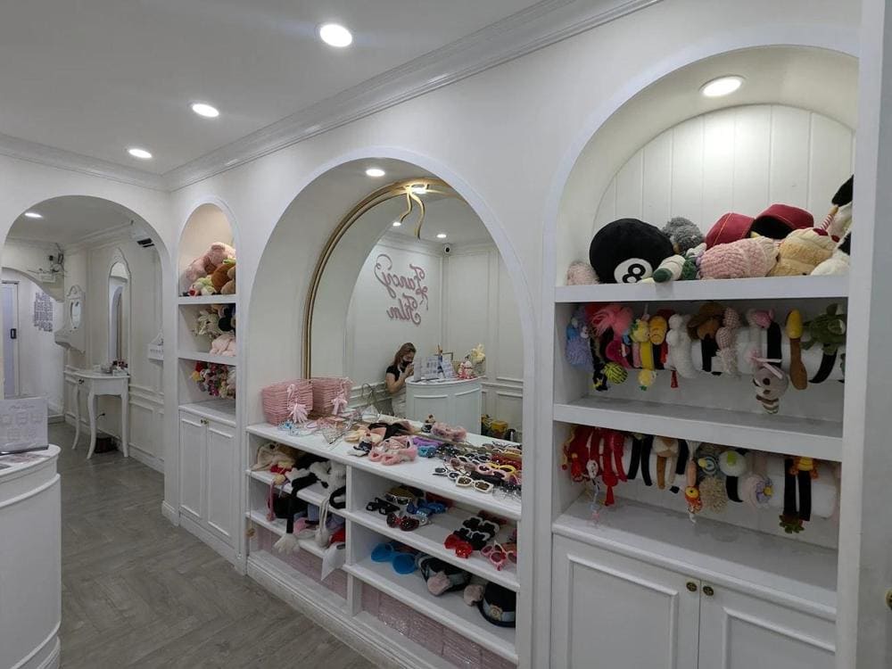 Quầy phụ kiện tại Fancy Film với đủ loại lựa chọn giúp bạn thỏa sức sáng tạo cho bức ảnh photobooth của mình (Nguồn: Fancy Film Photobooth)